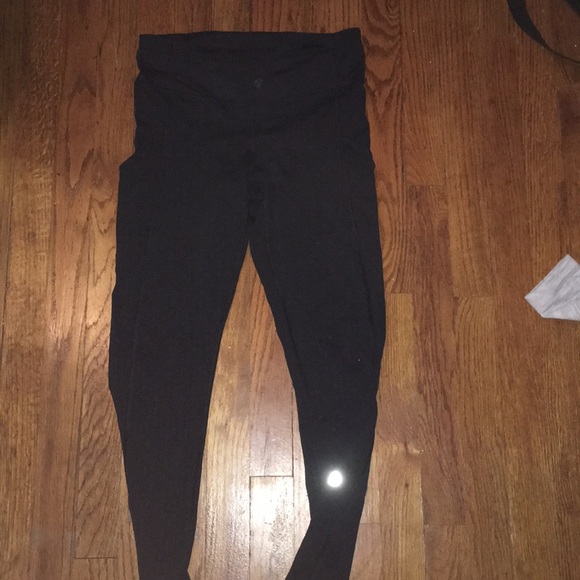 Black lululemon leggings size 6 - Picture 2 of 3